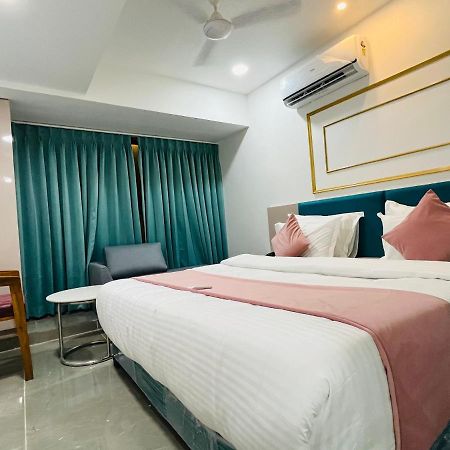Hotel The Vital Surat Exterior foto