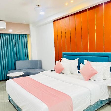 Hotel The Vital Surat Exterior foto