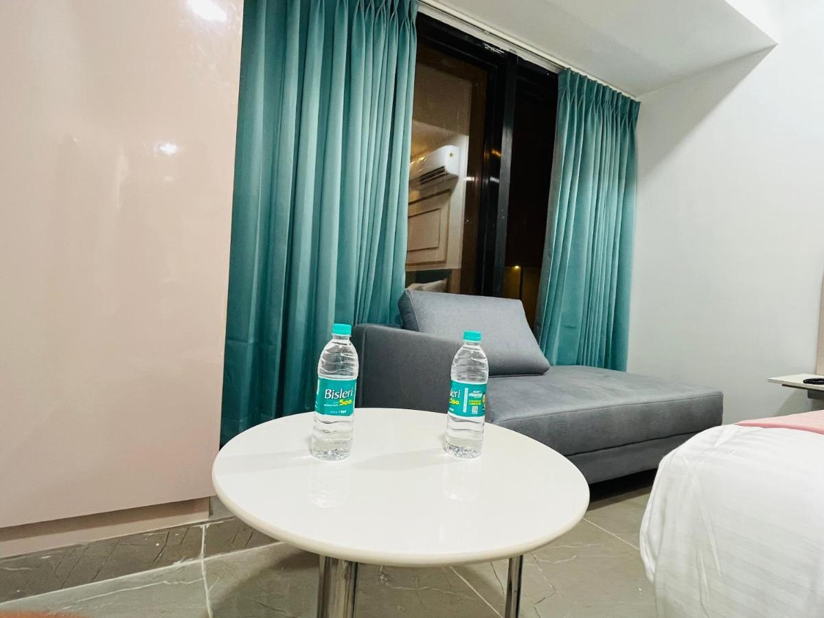 Hotel The Vital Surat Exterior foto