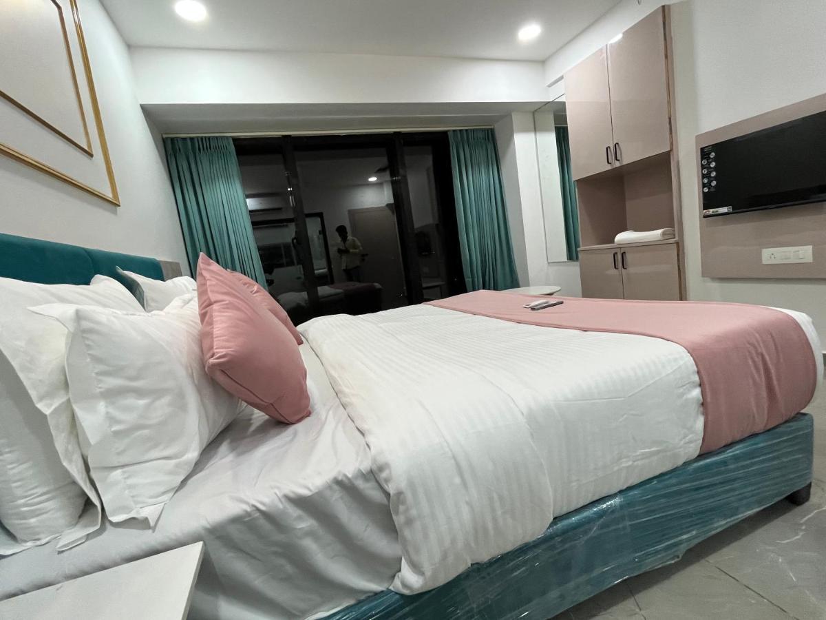 Hotel The Vital Surat Exterior foto