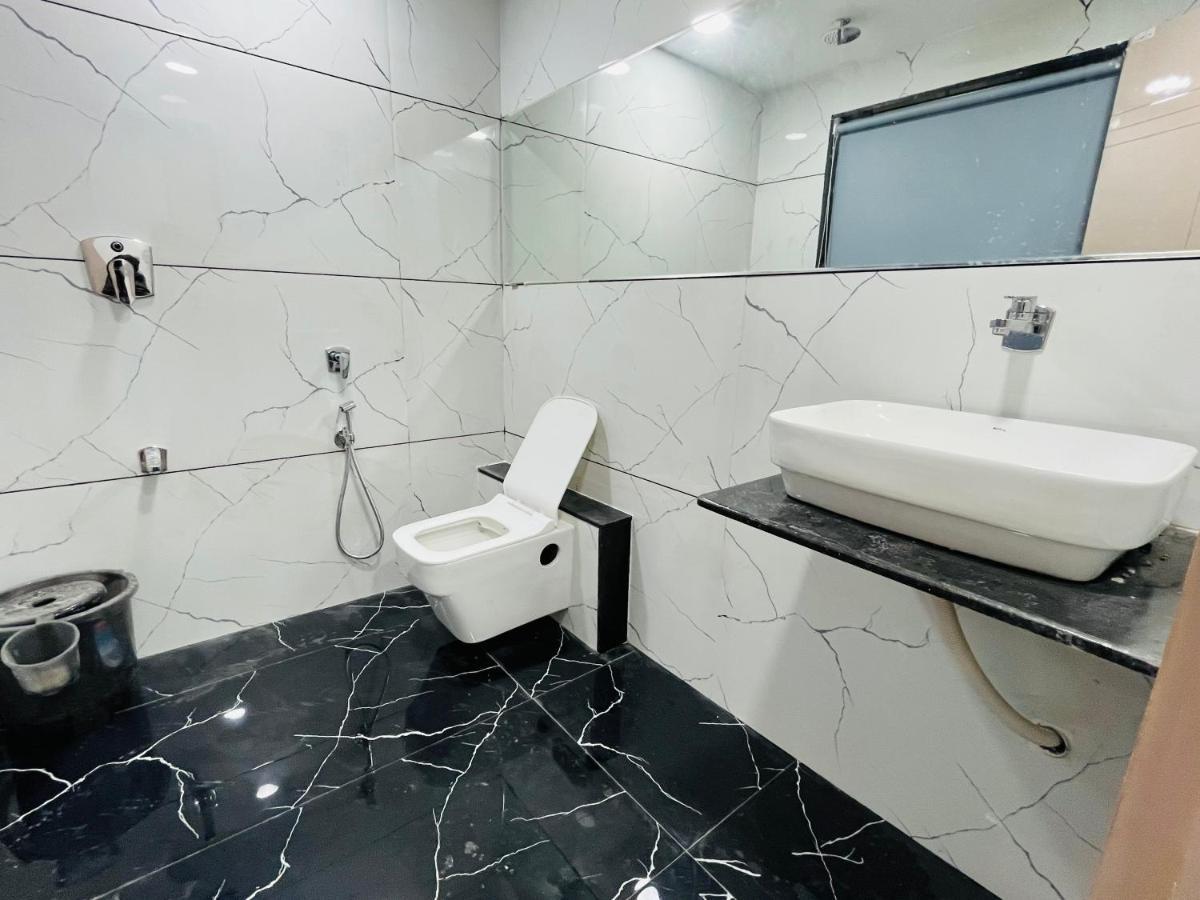 Hotel The Vital Surat Exterior foto