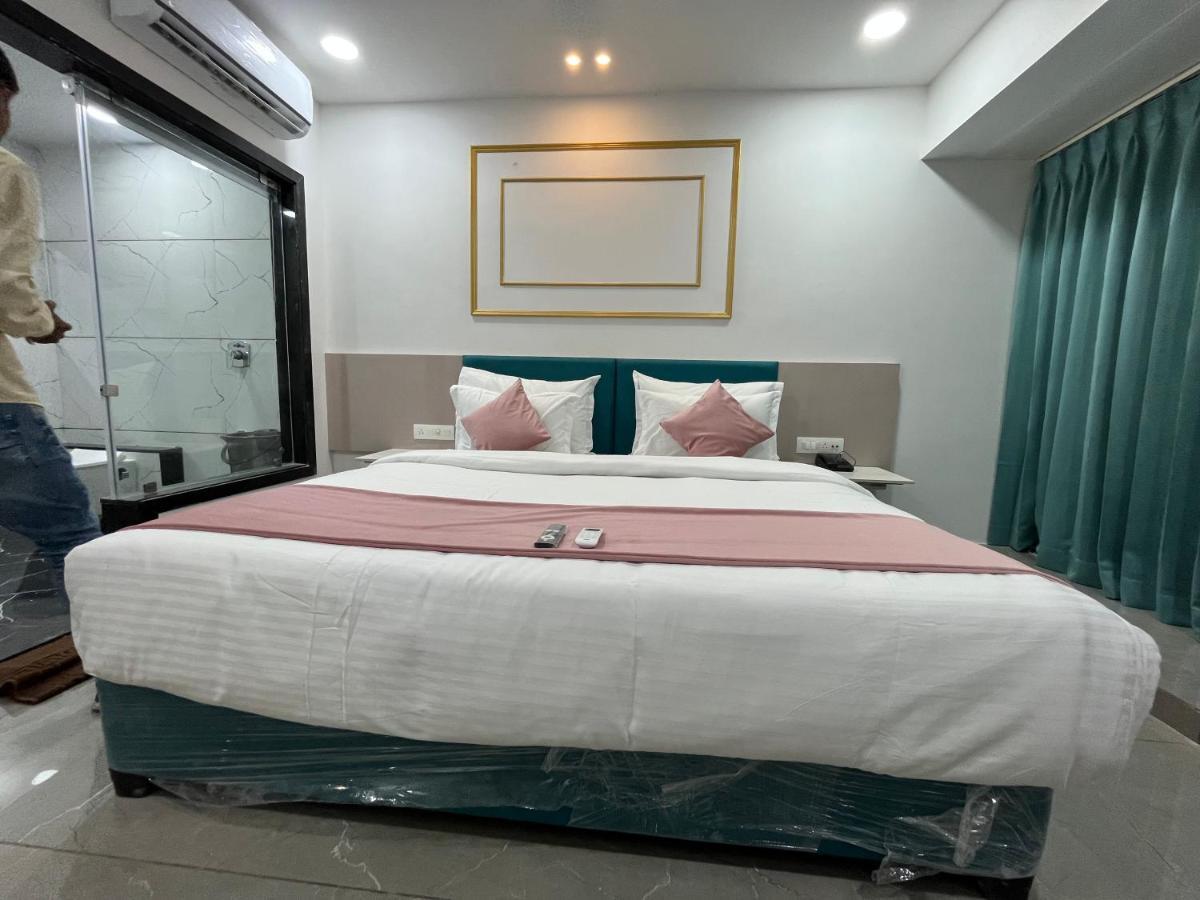 Hotel The Vital Surat Exterior foto