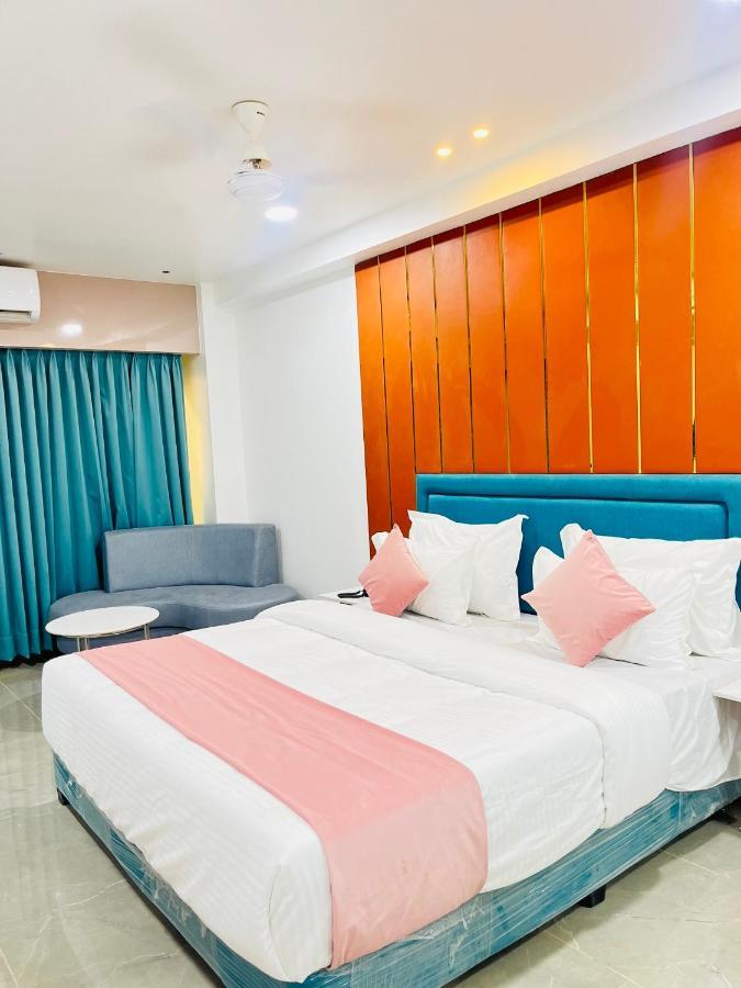 Hotel The Vital Surat Exterior foto