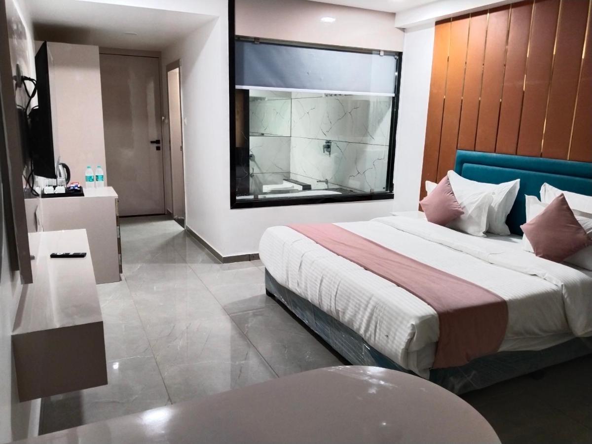 Hotel The Vital Surat Exterior foto
